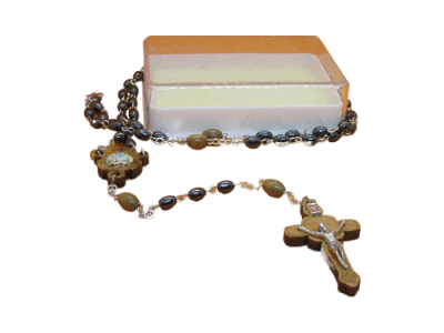 Terço com contas brilhantes, crucifixo de madeira e caixa branca translúcida