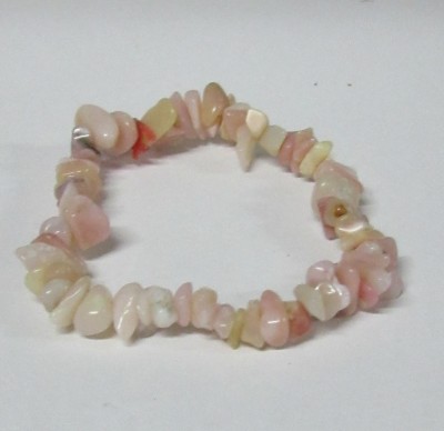 Pulseira elástica com pedras naturais rosa, branco e bege sobre fundo branco