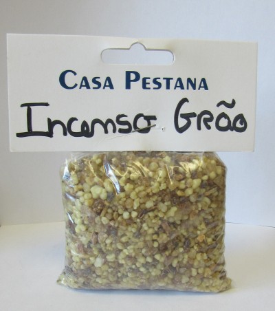 Pacote plástico com grãos de incenso e etiqueta Casa Pestana Incenso Grão