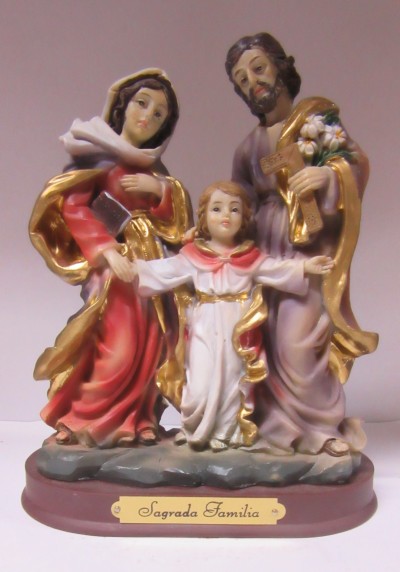 Estátua da Sagrada Família em resina colorida com base castanha e placa dourada