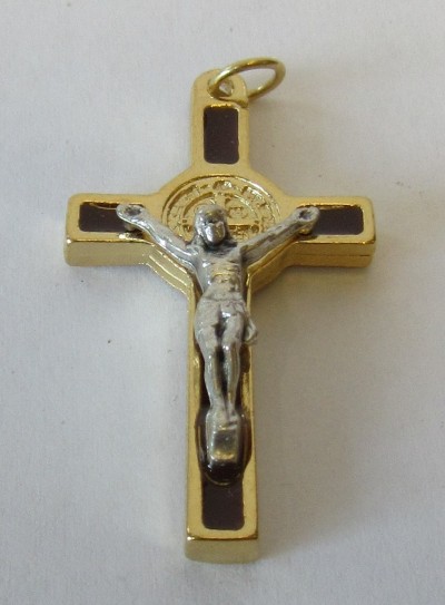 Pendente de cruz dourada com figura de Cristo prateada e detalhes castanhos