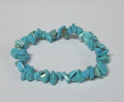 Pulseira de pedras turquesa azuis irregulares sobre fundo branco