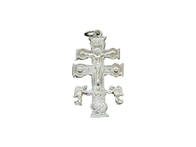 Pingente de cruz prateada com detalhes em relevo