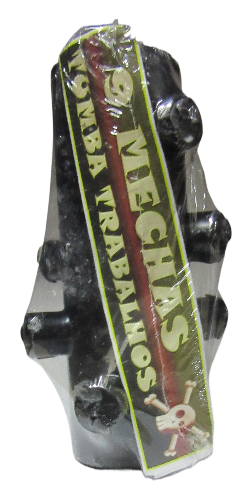 Embalagem translúcida com objeto negro e etiqueta amarela e vermelha com texto e desenho de crânio