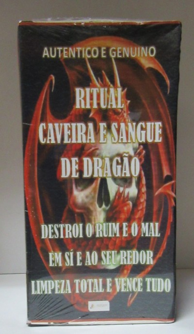 Embalagem preta com texto e imagem de caveira e dragão vermelho.