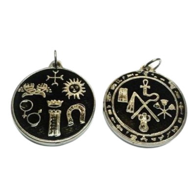 Dois pendentes redondos com símbolos arcaicos em metal prateado