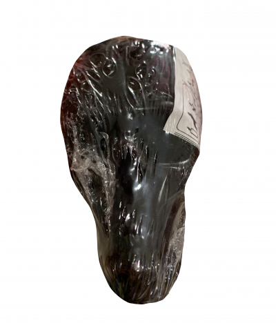 escultura ou máscara preta envolvida em plástico transparente com etiqueta branca