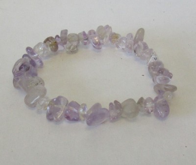 Pulseira de pedras lilás e brancas sobre superfície branca