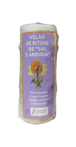Vela branca com rótulo lilás de ritual de sal e arruda.