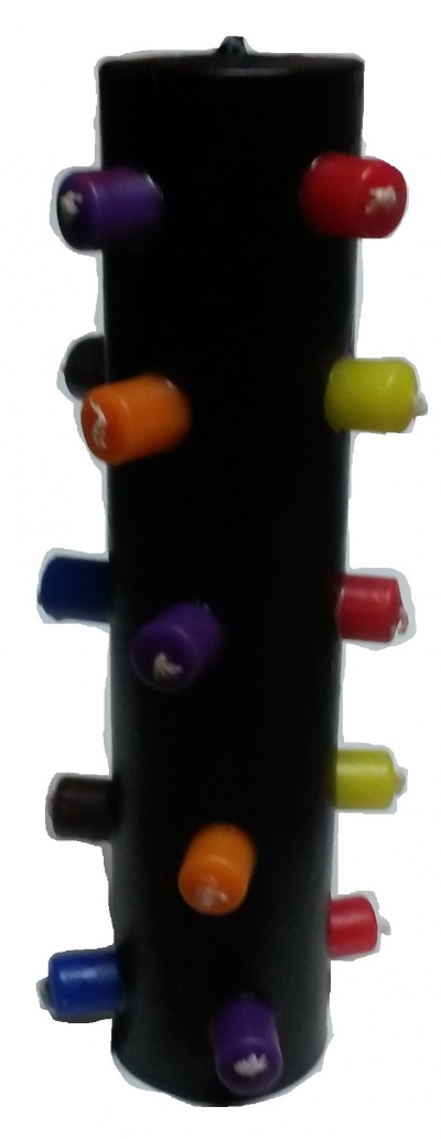 Suporte cilíndrico preto com velas coloridas inseridas