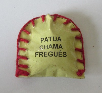 Produto tecido amarelo com texto 'PATUÁ CHAMA FREGUÊS'