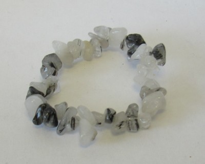 Pulseira com pedras naturais brancas e pretas irregulares