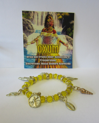 Pulseira amarela com pendentes e cartão com imagem e texto de Oxum