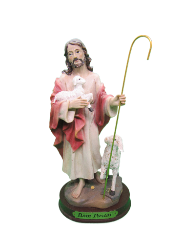 Estátua de Jesus Bom Pastor segurando cordeiros e cajado