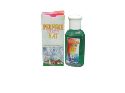 Frasco de perfume verde com embalagem colorida ao lado