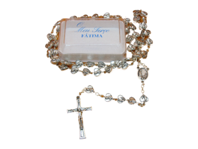 Rosário com contas transparentes e caixa com texto 