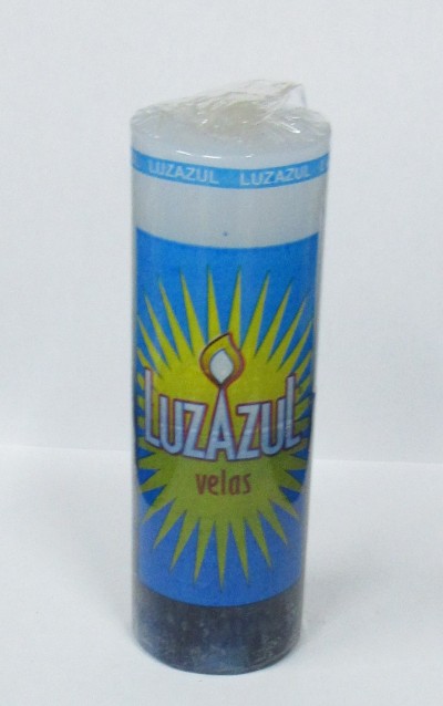 vela branca com base preta e etiqueta azul com sol amarelo e texto LUZAZUL velas