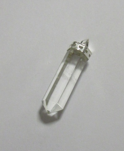 Pingente cristal transparente com ferragem prateada sobre fundo branco