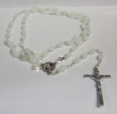 Terço com contas brancas, medalha com imagem e crucifixo prateado