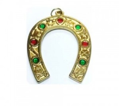 Pendente em ferradura dourada com pedras vermelhas e verdes