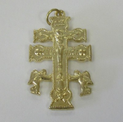 Pendente dourado de cruz com Cristo crucificado e anjos ajoelhados