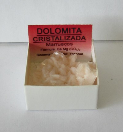 Cristais de dolomita branca numa caixa branca com rótulo vermelho e texto em preto.