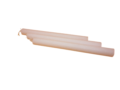 Três velas brancas cilíndricas de tamanhos diferentes sobre fundo preto