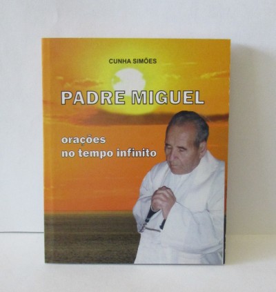 Livro PADRE MIGUEL com imagem de padre em oração e pôr do sol