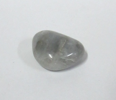 Pedra polida translúcida cinzenta sobre fundo branco