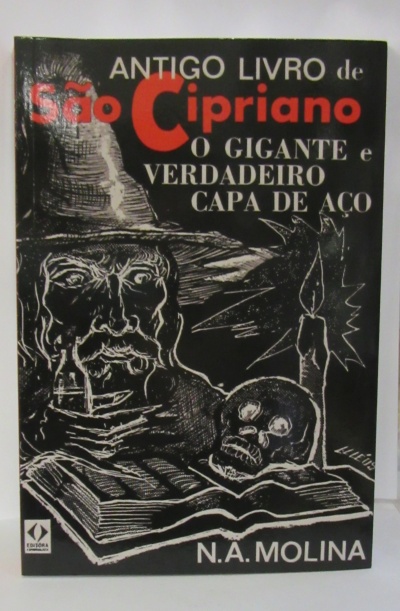 Capa do livro Antigo Livro de São Cipriano com ilustração de homem, caveira, vela e livro