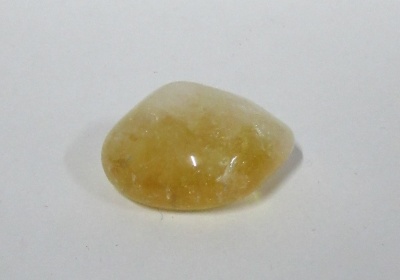 Pedra amarela translúcida polida sobre fundo branco