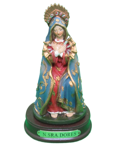 Estátua da Nossa Senhora das Dores com manto azul e vestido vermelho