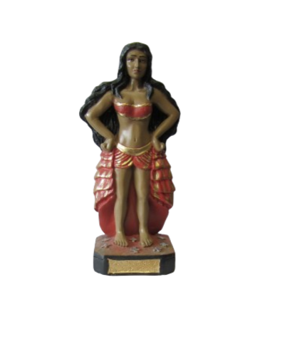 Estátua de mulher com roupa vermelha e dourada sobre base preta