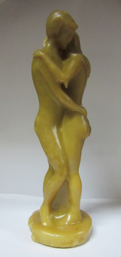 Estátua amarela de casal abraçado em resina