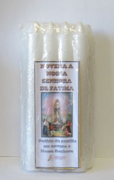 Conjunto de velas brancas embaladas com etiqueta de Nossa Senhora de Fátima
