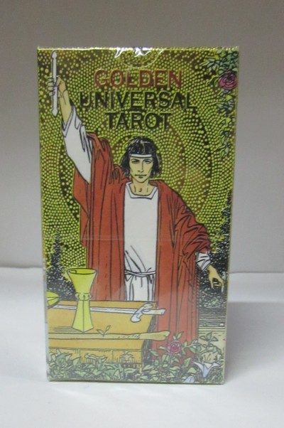 Caixa de tarot Golden Universal Tarot com ilustração de homem com túnica vermelha e objetos de tarot