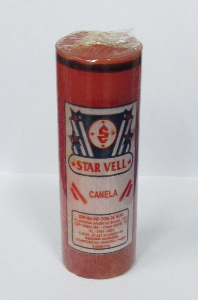Vela vermelha cilíndrica da marca STAR VELL com etiqueta visível