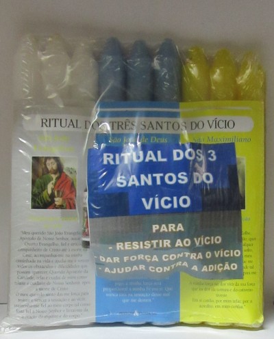 Conjunto de três velas embaladas com texto sobre ritual contra vício.