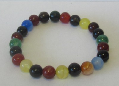 Pulseira de contas coloridas esféricas sobre fundo branco