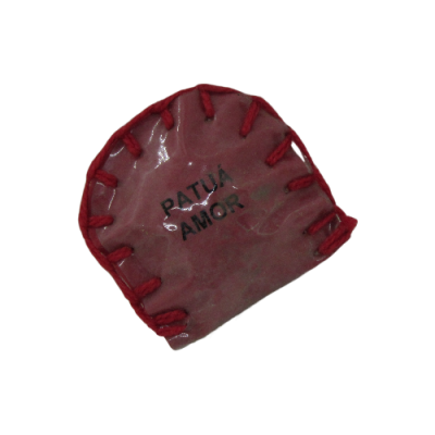 Patua Amor vermelho com costura grossa e texto preto