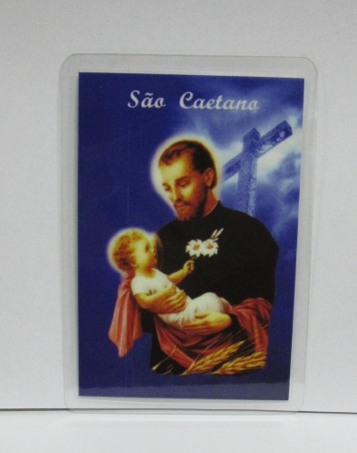 Cartão religioso plastificado com imagem de São Caetano e criança