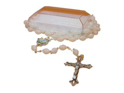 Rosário branco com crucifixo metálico sobre caixa rosa claro