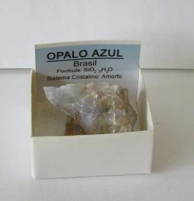 Ramo de opala azul natural de Brasil numa caixa branca com etiqueta informativa