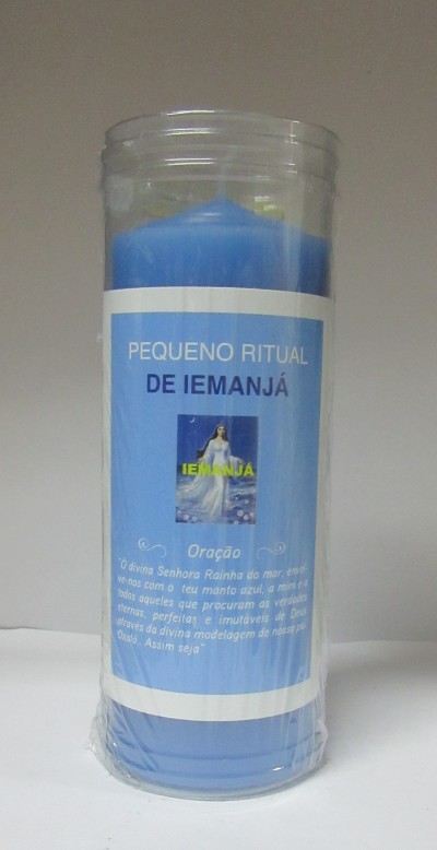 Vela azul em vidro com etiqueta azul claro e texto em português