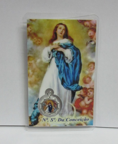 Cartão religioso com imagem de Nossa Senhora da Conceição e medalhão prateado