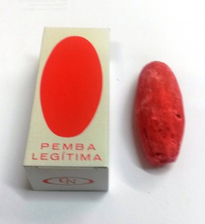 caixa branca com oval vermelha e texto PEMBA LEGÍTIMA ao lado de objecto vermelho oval