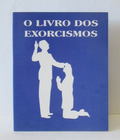 Capa de livro azul com título 'O LIVRO DOS EXORCISMOS' e silhuetas brancas de duas pessoas, uma em pé e uma ajoelhada.