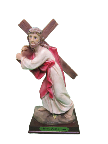 Estátua religiosa de Jesus Nazareno carregando uma cruz
