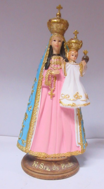 Estátua de Nossa Senhora da Penha com manto azul, vestido rosa e criança com vestido branco
