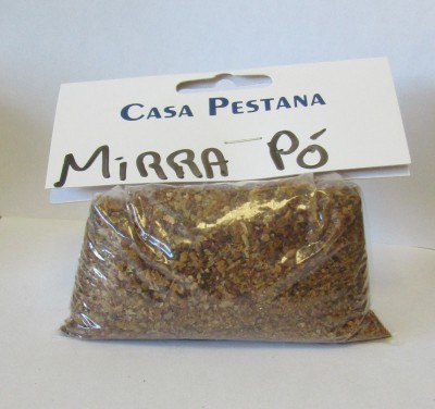 Embalagem transparente com pó castanho e etiqueta branca com texto CASA PESTANA e MIRRA PÓ